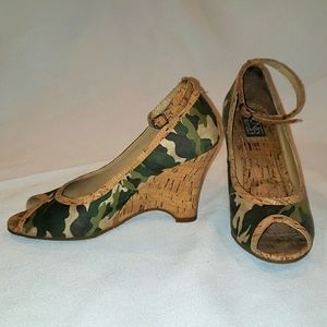 Camouflage cork high heals